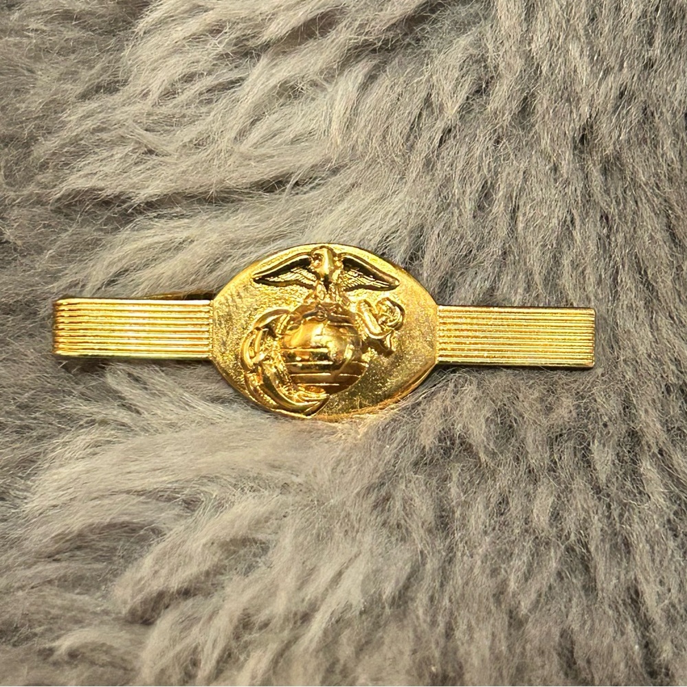 Vintage gold tone USMC alligator tie bar clip